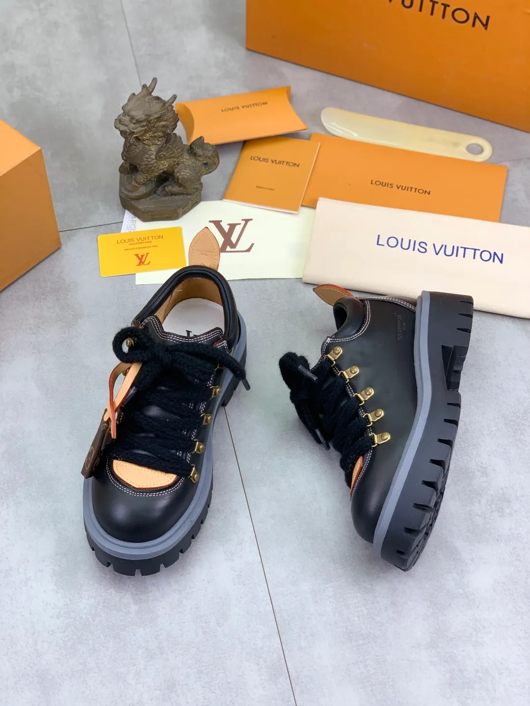 Men's shoes 💰P680 new LV | Louis Vuitton 🧡💚2025 autumn and winter new models, top version ⚠️ The counter features the latest LV REMIX lace-up mountaineering derby shoes, new hard goods 🆕 ❥BS purchasing level! Full of high-end feel! A popular model among bloggers at home and abroad, it’s retro and fashionable, and looks stunning on your feet! Mainly recommended models on the official website★ ━━━━━ ЅᏇєєt ━━━━━ ▪️Upper: top-grade first-layer cowhide ▪️Lining: imported sheepskin ▪️Outsole: original open-molded TPU non-slip outsole ▪️Sole height: 3.5cm ▪️Shoe size: Women 35-41 (41 customization is not returnable) Male 39-45 (46 customized, non-refundable)
